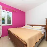 2 Bedroom Cozy In Okrug Donji Holiday home