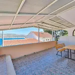 2 Bedroom Cozy In Okrug Donji Holiday home