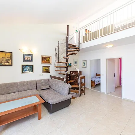 Beautiful In Okrug Donji With Wifi *