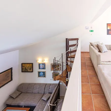 2 Bedroom Cozy In Okrug Donji