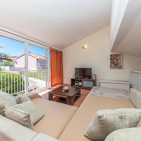 Σπίτι διακοπών 2 Bedroom Cozy In Okrug Donji Donji Okrug (Ciovo)