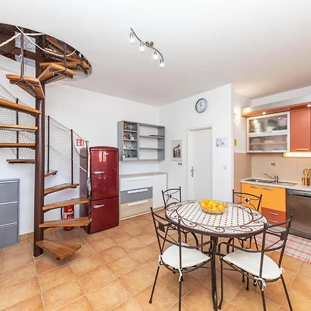 2 Bedroom Cozy In Okrug Donji Donji Okrug (Ciovo)