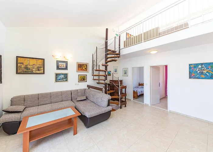 Beautiful In Okrug Donji With Wifi *