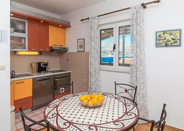 Beautiful In Okrug Donji With Wifi Nyaraló