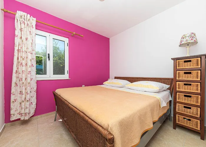 Beautiful In Okrug Donji With Wifi Nyaraló