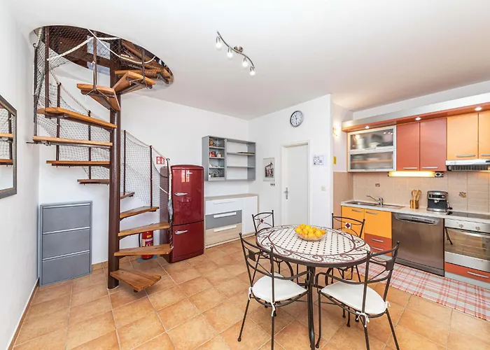 Beautiful In Okrug Donji With Wifi Donji Okrug (Ciovo)