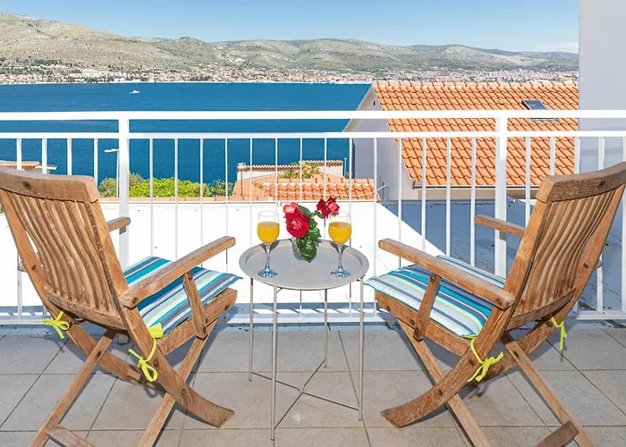 Beautiful In Okrug Donji With Wifi